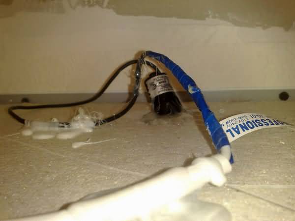 Вид скрытой корпусной pin-hall камеры за потолком "Армстронг". Фиксация скрытой видеокамеры осуществляется термоклеем.