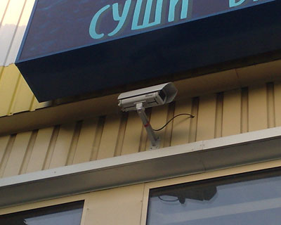Камера видеонаблюдения у ресторана, видеонаблюдение за припаркованными автомобилями