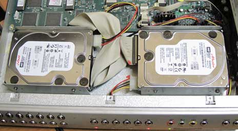 Жесткие диски стандарта IDE установленные в видеорегистраторе. Отличить можно по широкому/ленточному кабелю данных серого цвета.